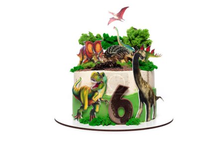 Eine Geburtstagstorte mit essbaren Dinosauriern und Pflanzendekorationen, perfekt für eine Feier im Zeichen der Dinosaurier. Die Torte zeigt komplizierte Details verschiedener Dinosaurierarten und üppig grüne Pflanzen