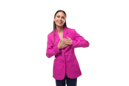 junge schlanke kaukasische brünette Chefin Frau trägt eine fliederfarbene Jacke.