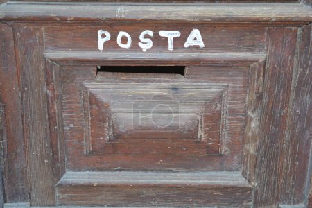Posta - das rumänische Wort für "Post", weiß auf einen Briefkasten gemalt