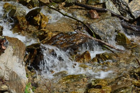 Téléchargez les photos : L'eau descend doucement les rochers de montagne - en image libre de droit