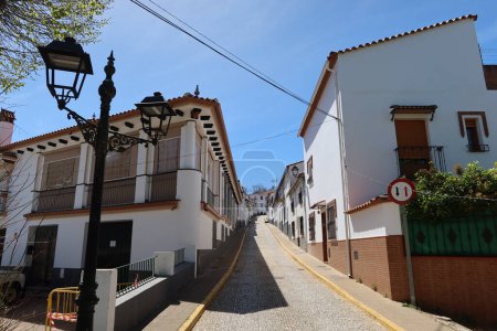 Foto de Jabugo, Huelva, España, 13 de abril de 2023: Una calle en la ciudad de Jabugo, Huelva, España - Imagen libre de derechos