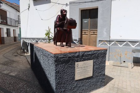 Foto de Jabugo, Huelva, España, 13 de abril de 2023: Monumento a los fabricantes de encajes en la ciudad de Jabugo, Huelva, España - Imagen libre de derechos