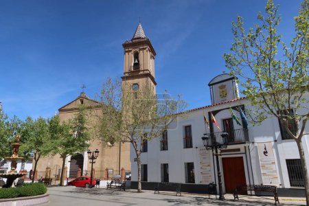 Foto de Jabugo, Huelva, España, 13 de abril de 2023: Plaza del pueblo de Jabugo, Huelva, España con el ayuntamiento y la iglesia de San Miguel - Imagen libre de derechos