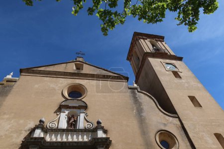 Foto de Jabugo, Huelva, España, 13 de abril de 2023: Fachada de la iglesia de San Miguel de Jabugo, Huelva, España - Imagen libre de derechos
