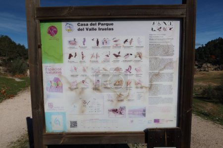 Téléchargez les photos : Réservoir El Burguillo, Avila, Espagne, 13 novembre 2023 : Panneau d'information des différents oiseaux dans le réservoir El Burguillo, Avila, Espagne - en image libre de droit