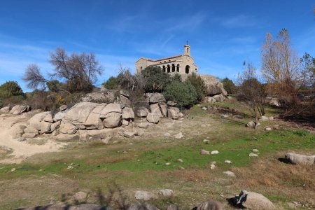 Téléchargez les photos : Réservoir El Burguillo, Avila, Espagne, 13 novembre 2023 : Ermitage d'El Carmen entouré de grandes pierres dans le réservoir El Burguillo, Avila, Espagne - en image libre de droit
