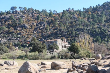 Téléchargez les photos : Réservoir El Burguillo, Avila, Espagne, 13 novembre 2023 : Ermitage d'El Carmen entouré de végétation dans le réservoir El Burguillo, Avila, Espagne - en image libre de droit