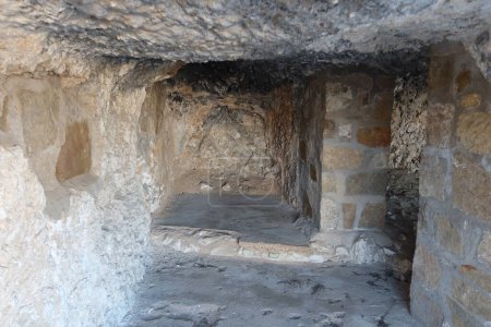 Villena, Alicante, Spanien, 6. März 2024: Eines der alten Höhlenhäuser am Fuße der mittelalterlichen Burg arabischen Ursprungs in Atalaya. Villena, Alicante, Spanien