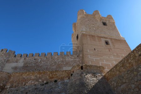 Villena, Alicante, Spanien, 6. März 2024: Turm und Verteidigungsmauer der mittelalterlichen Burg arabischen Ursprungs des Atalaya. Villena, Alicante, Spanien