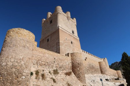 Villena, Alicante, Spanien, 6. März 2024: Turm und starke steinerne Verteidigungsmauern der mittelalterlichen Burg Atalaya arabischen Ursprungs. Villena, Alicante, Spanien