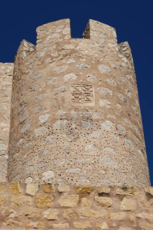 Villena, Alicante, Spanien, 6. März 2024: Schild auf einem der Türme der mittelalterlichen Burg arabischen Ursprungs des Atalaya. Villena, Alicante, Spanien