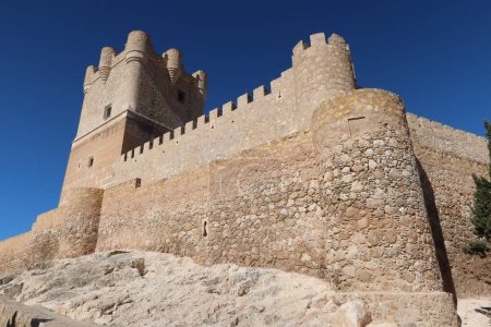 Villena, Alicante, Spanien, 6. März 2024: Verteidigungsmauer und Steintürme der mittelalterlichen Burg Atalaya arabischen Ursprungs. Villena, Alicante, Spanien