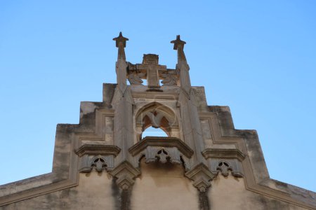 Villena, Alicante, Spanien, 5. März 2024: Glockenturm an der Fassade einer Kirche auf der Plaza de las Malvas in Villena, Alicante, Spanien