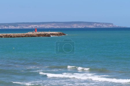 Guardamar del Segura, Alicante, Espagne, 8 mai 2024 : Petit déjeuner du phare de Guardamar del Segura avec Santa Pola en arrière-plan, Costa Blanca, Alicante, Espagne