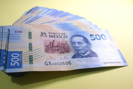 Foto de Fajo de billetes de 500 pesos mexicanos - Imagen libre de derechos