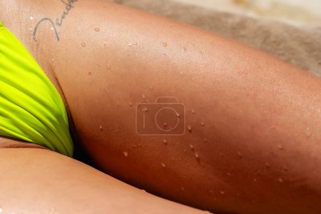 Téléchargez les photos : Jambes de femme avec chair de poule - en image libre de droit