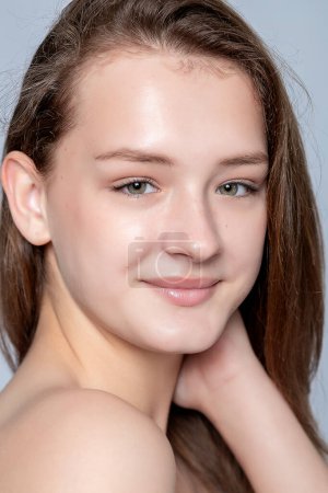 Foto de Imagen cautivadora de una joven que se entrega al tratamiento facial muestra la elegancia pura. Ideal para anuncios cosméticos y de cuidado de la piel. - Imagen libre de derechos