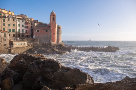 Foto de Fuertes olas marinas rompiendo en Tellaro, antiguo y pequeño pueblo cerca de Lerici, en el Golfo de La Spezia (Golfo dei Poeti) Liguria, Italia, Europa - Imagen libre de derechos