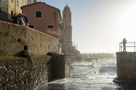 Foto de Fuertes olas marinas rompiendo en Tellaro, antiguo y pequeño pueblo cerca de Lerici, en el Golfo de La Spezia (Golfo dei Poeti) Liguria, Italia, Europa - Imagen libre de derechos