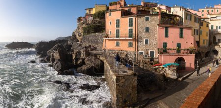 Téléchargez les photos : Tellaro, La Spezia, Italie - 2023 11 mars : Vue panoramique de Tellaro, ancien et petit village près de Lerici, dans le golfe de La Spezia (Golfo dei Poeti) - en image libre de droit