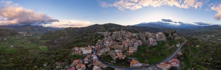 Coucher de soleil panoramique sur le village de Castiglione di Sicilia, Sicile, Italie - Drone photography