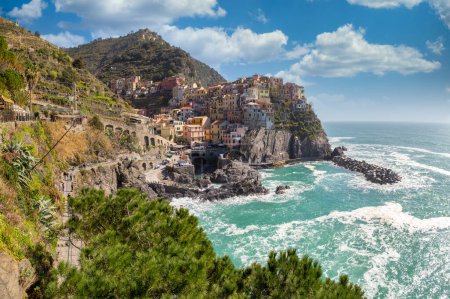 Foto de Hermosa vista de Manarola pequeño pueblo en la roca cerca de Lerici, Cinque Terre en el Golfo de La Spezia (Golfo dei Poeti) Liguria, Italia - Imagen libre de derechos