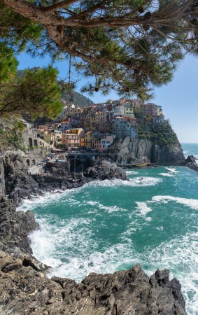 Téléchargez les photos : Belle vue sur Manarola petit village sur la roche près de Lerici, Cinque Terre dans le golfe de La Spezia (Golfo dei Poeti) Ligurie, Italie - en image libre de droit