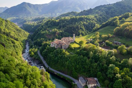 Téléchargez les photos : Vue aérienne de Cornello dei Tasso, charmant vieux village de la vallée de Brembana, province de Bergame, Lombardie, Italie - en image libre de droit