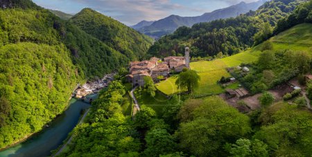 Luftaufnahme von Cornello dei Tasso, bezauberndem alten Dorf im Brembana-Tal, Provinz Bergamo, Lombardei, Italien