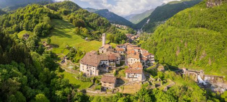 Vue aérienne de Cornello dei Tasso, charmant vieux village de la vallée de Brembana, province de Bergame, Lombardie, Italie