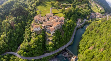 Luftaufnahme von Cornello dei Tasso, bezauberndem alten Dorf im Brembana-Tal, Provinz Bergamo, Lombardei, Italien