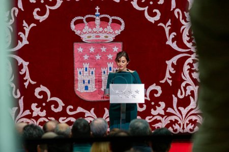 Foto de Isabel Díaz Ayuso. Presidente de la Comunidad de Madrid. Diputado del Partido Popular, PP. En un acto en la Puerta del Sol en la ciudad de Madrid. MADRID, ESPAÑA - 2 DE DICIEMBRE DE 2022. - Imagen libre de derechos