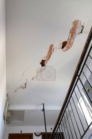 Téléchargez les photos : Cracks. Cracks in wall. White wall and ceiling full of cracks. Wall that is falls to chunks. Affected by line 7B of the San Fernando de Henares metro, in the Community of Madrid, Spain. - en image libre de droit