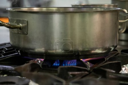 Téléchargez les photos : Stoves. Kitchen room. Gas stove with burning propane gas flames. Concept of industrial resources and economy. - en image libre de droit