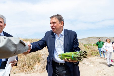 Téléchargez les photos : Luis Planas. Ministre espagnol de l'agriculture, de la pêche, de l'alimentation et de l'environnement. Personnalité dans la rue. Photographie. MADRID, ESPAGNE - 23 MAI 2023. - en image libre de droit