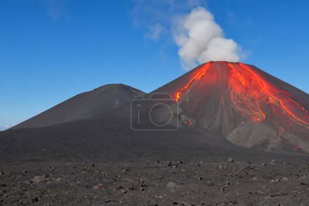 Foto de Etna. Se vuelcan con magma en las paredes del cono volcánico. Lavado en caliente, nueva erupción. 2023. Rocas calientes. - Imagen libre de derechos