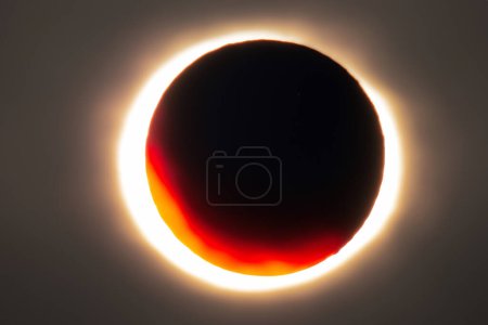 Foto de Eclipse solar. Eclipse con anillo de fuego debido a la luna que viene entre la Tierra y el sol. Eclipse solar el 8 de abril de 2024. Eclipse solar del sol en un día nublado. Primer plano - Imagen libre de derechos