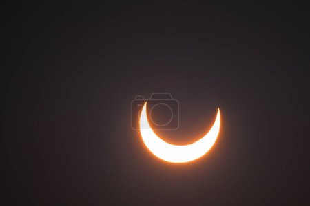 Foto de Eclipse solar. Eclipse con anillo de fuego debido a la luna que viene entre la Tierra y el sol. Eclipse solar el 8 de abril de 2024. Eclipse solar del sol en un día nublado. Primer plano - Imagen libre de derechos