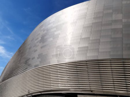Santiago-Bernabeu-Stadion. Detail der Fassade des Fußballstadions Santiago Bernabeu, in dem Real Madrid spielt. Liga. Champions. Erscheinen des echten Madrider Stadions nach dem Umbau