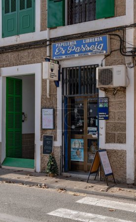 Téléchargez les photos : Felanitx, Spain; december 30 2022: Facade of a lottery administration in the Majorcan town of Felanitx, island of Mallorca, Spain - en image libre de droit