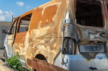 Verlassene alte Lieferwagen in einem Zustand der Ruine, nachdem sie verbrannt. Konzeptionelles Bild von Vandalismus