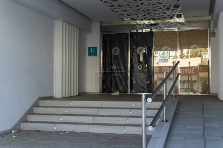 Foto de Sa Coma, España; 17 de febrero de 2023: Entrada principal del hotel THB Sa Coma Platja cerrada, una mañana soleada. Isla de Mallorca, España - Imagen libre de derechos