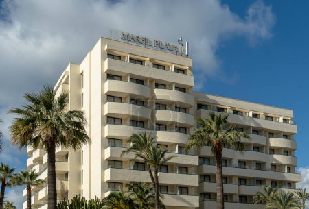 Foto de Sa Coma, Spain; february 17 2023: Main facade of a Marfil Playa hotel a sunny morning. Island of Mallorca, Spain - Imagen libre de derechos