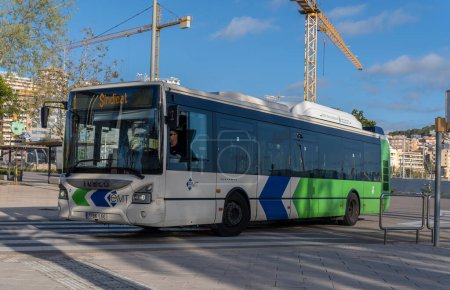 Foto de Palma de Mallorca, España; 03 de abril de 2023: Autobús de la empresa pública EMT, que circula por la ciudad de Palma de Mallorca, España. Imagen del transporte público en España - Imagen libre de derechos