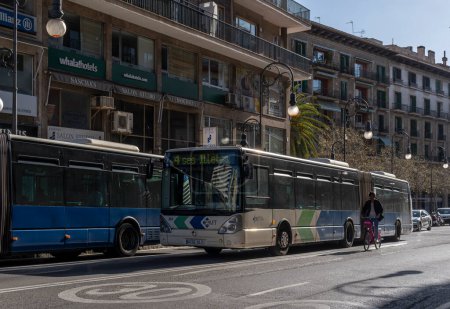 Foto de Palma de Mallorca, España; 03 de abril de 2023: Autobús de la empresa pública EMT, que circula por la ciudad de Palma de Mallorca, España. Imagen del transporte público en España - Imagen libre de derechos