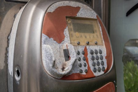 Foto de Manacor, España; 13 de mayo de 2023: Primer plano de una cabina telefónica urbana en estado de abandono y ruina. Imagen conceptual del cambio tecnológico. Isla de Mallorca, España - Imagen libre de derechos
