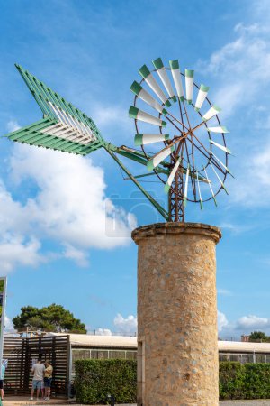 Foto de Sa Coma, España; junio 03 2023: Molino de viento verde y blanco típico de la isla de Mallorca, España - Imagen libre de derechos