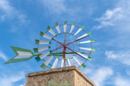 Foto de Molino de viento verde y blanco típico de la isla de Mallorca, España - Imagen libre de derechos