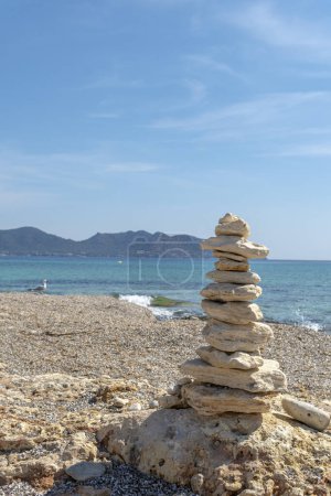 Téléchargez les photos : Sculpture anonyme de pierres superposées dans la station touristique majorquine de Cala Millor, Espagne - en image libre de droit