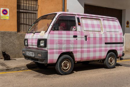 Téléchargez les photos : Felanitx, Espagne ; 18 juin 2023 : Suzuki Carry petit van avec imprimé rose et blanc garé dans la rue. Felanitx, île de Majorque, Espagne - en image libre de droit
